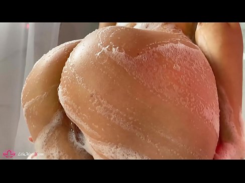 ❤️ Brunette o ipholla litho tsa botona kapa botšehali ho li khotsofatsa Pussy e nang le Vibrator ho ea ho Intense Orgasm in Shower ❌ ☑